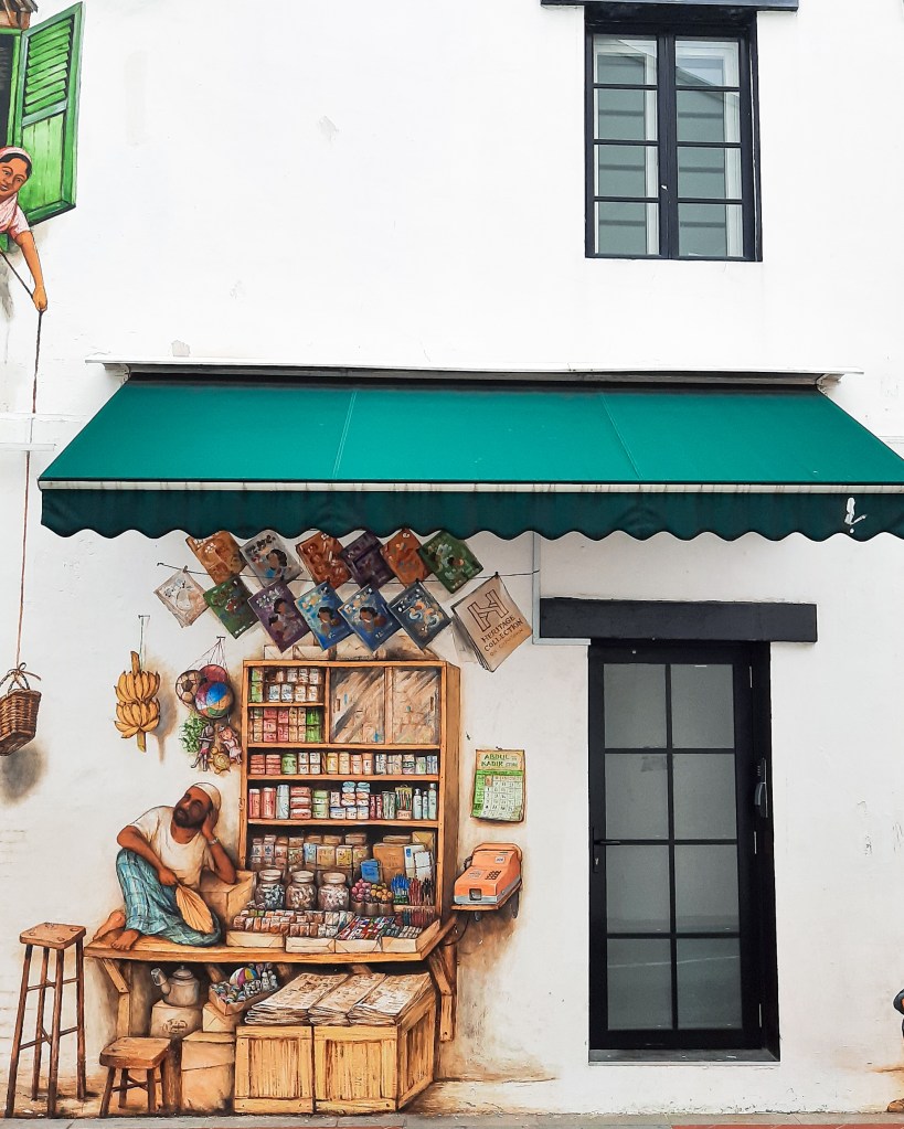 Wall mural depicting Singapore's origins in Chinatown