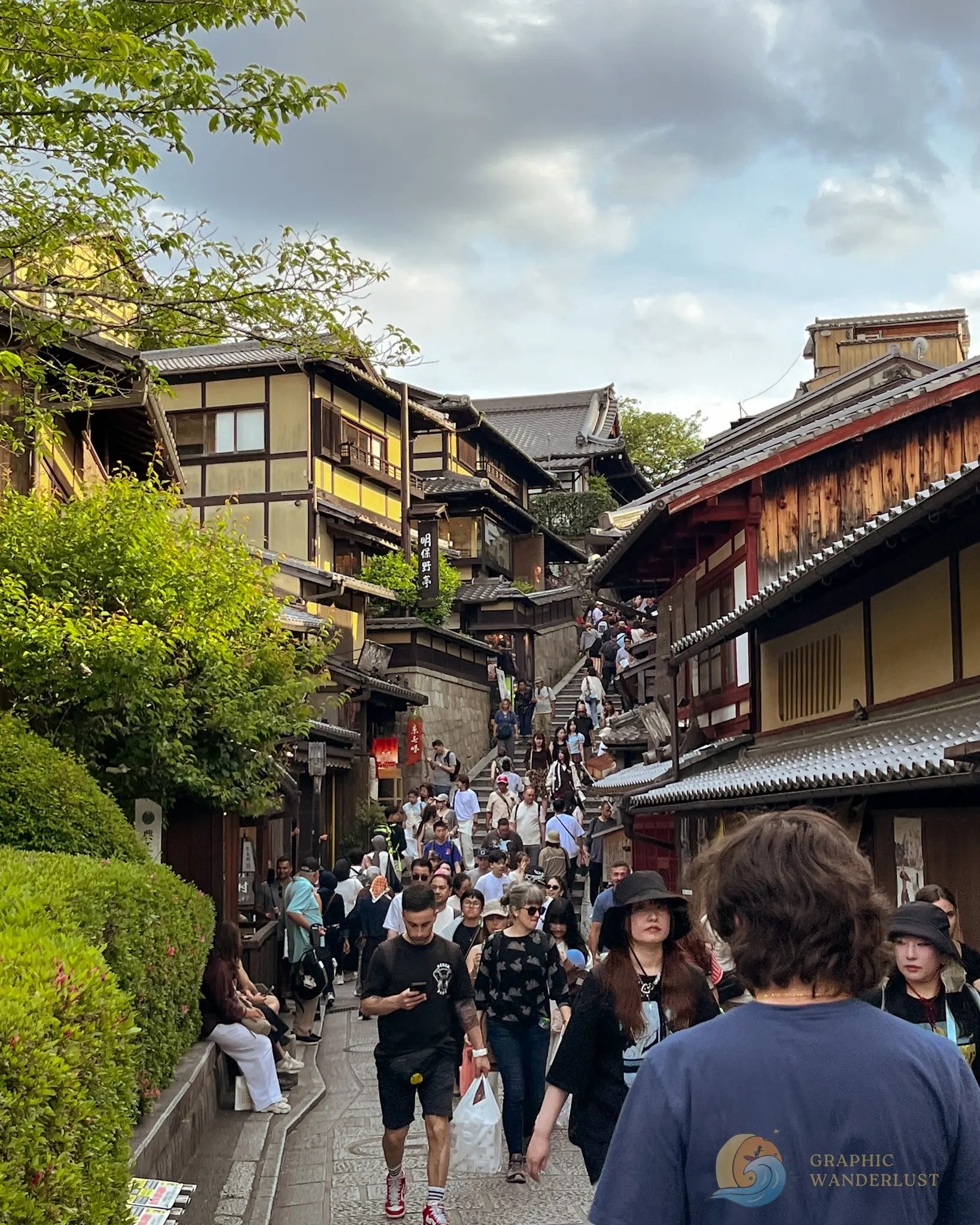 Crowd of tourists making their way down the sloping part of Sannenzaka.